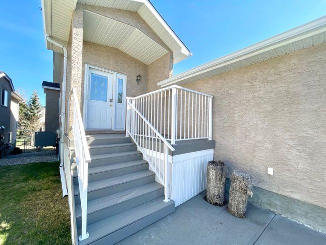524 Lineham Acres Drive Nw, Home with 4 bedrooms, 2 bathrooms and 4 parking in High River AB | Image 2