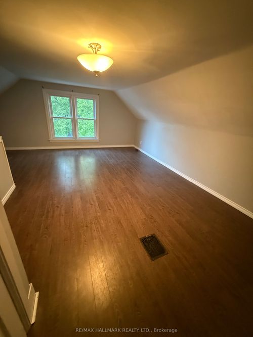 upper-46 Grove St, Welland, ON, L3B4B4 | Card Image