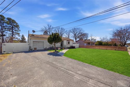 332 Half Mile Rd, Central Islip, NY, 11722-2525 | Card Image