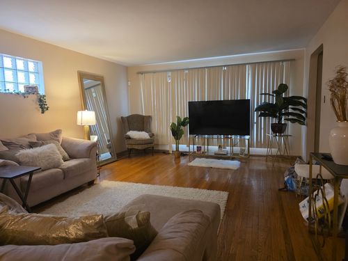 7942 S Yates Blvd, Chicago, IL, 60617-1101 | Card Image