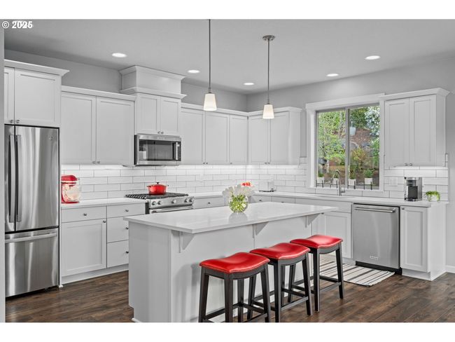 1010 Nw 1 St St, House other with 4 bedrooms, 3 bathrooms and 2 parking in Dundee OR | Image 17