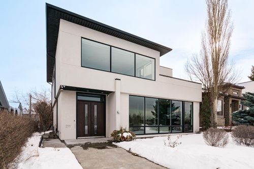 211 33 Avenue Sw, Home with 4 bedrooms, 3 bathrooms and 6 parking in Calgary AB | Card Image
