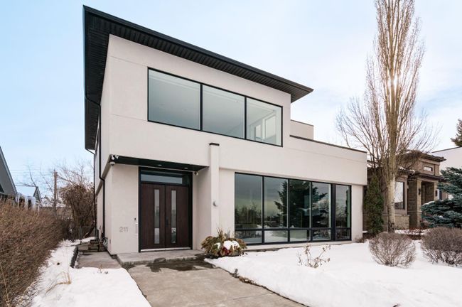 211 33 Avenue Sw, Home with 4 bedrooms, 3 bathrooms and 6 parking in Calgary AB | Image 1