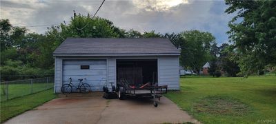 Garage with a lawn | Image 3