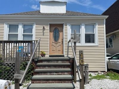 10 Quebec Road, House other with 3 bedrooms, 1 bathrooms and null parking in Island Park NY | Image 1