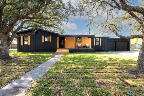 1012 E Main St, Sinton, TX, 78387-2737 | Card Image