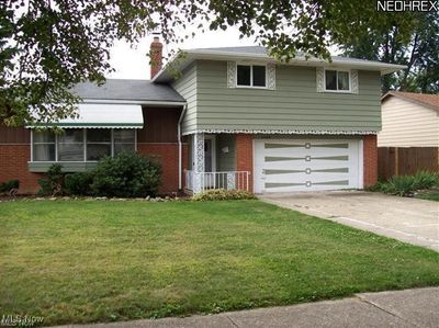 Split level home with a garage and a front yard | Image 1