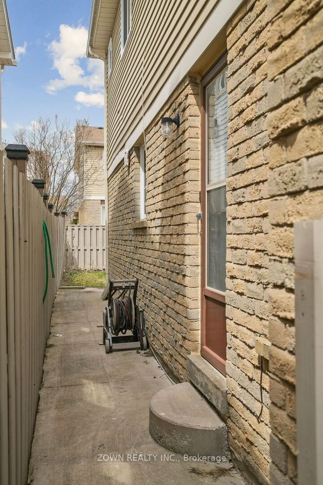 33 Dafoe Cres, House other with 6 bedrooms, 4 bathrooms and 2 parking in Brampton ON | Image 38