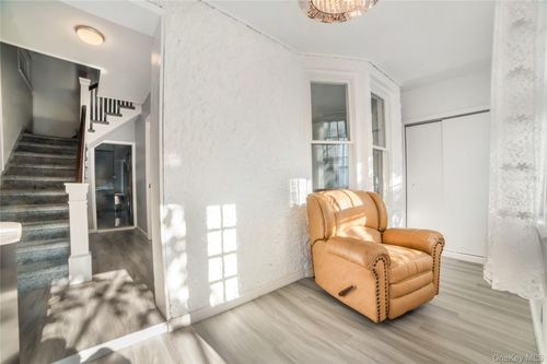 7 Willis Ave, Floral Park, NY, 11001-1619 | Card Image