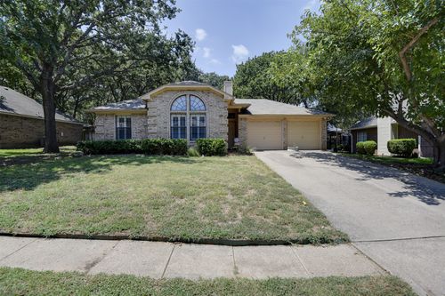 1605 Woodpath Dr, Euless, TX, 76039-2466 | Card Image