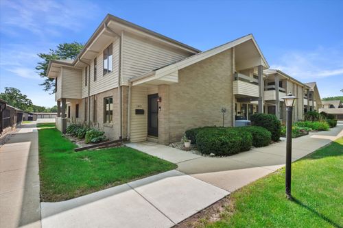 1607 S Carriage Ln, New Berlin, WI, 53151-1443 | Card Image