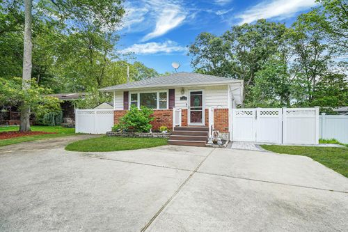 215 Holland Ave, Medford, NY, 11763-3131 | Card Image