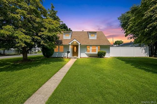 3173 Roxbury Ln, Levittown, NY, 11756-2826 | Card Image