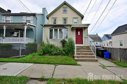 43 Christopher St, Carteret, NJ, 07008-3138 | Card Image