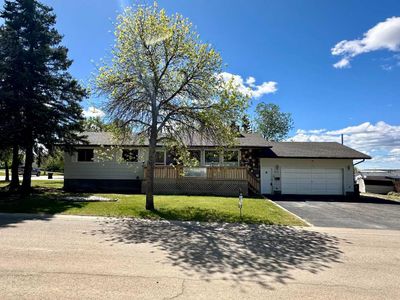 515 7 Ave, House detached with 4 bedrooms, 3 bathrooms and 4 parking in Beaverlodge AB | Image 1