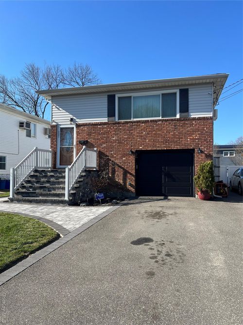 827 Bermuda Rd, West Babylon, NY, 11704-7428 | Card Image