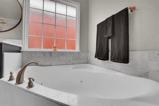 Primary Jetted Bathtub | Image 23
