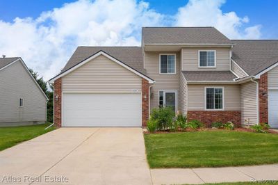 2087 W Ridge Drive, Condo with 3 bedrooms, 3 bathrooms and null parking in Davison Twp MI | Image 1