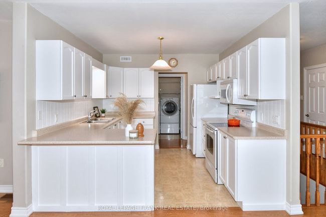 7 Village Cres, Condo with 3 bedrooms, 3 bathrooms and 1 parking in Peterborough ON | Image 8