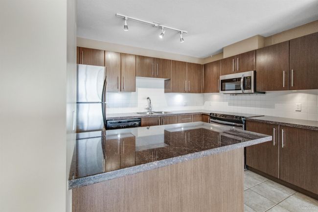 505 - 2138 Madison Avenue, Condo with 2 bedrooms, 2 bathrooms and 1 parking in Burnaby BC | Image 2