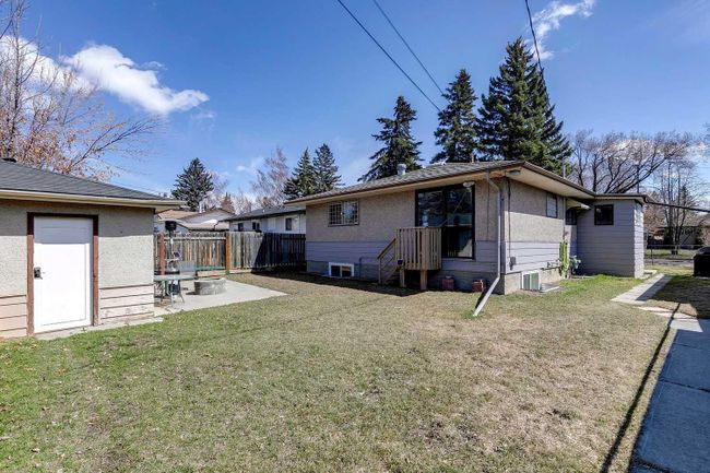 2405 Pinewood Drive Se, Home with 5 bedrooms, 2 bathrooms and 3 parking in Calgary AB | Image 3