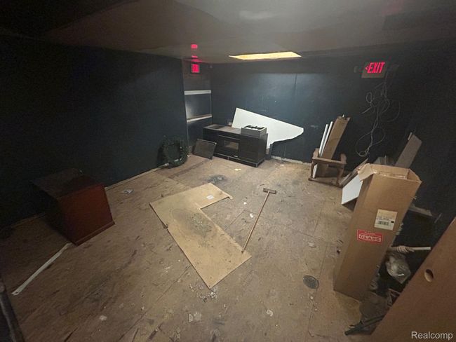 910 Storage Room | Image 27