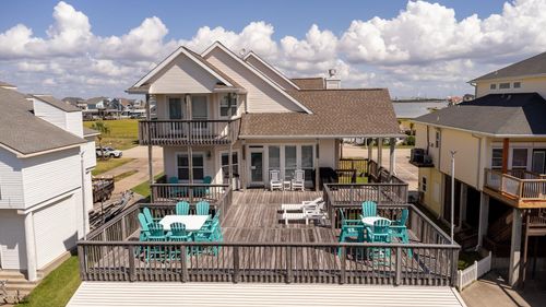 925 Tiki Dr, Tiki Island, TX, 77554-8118 | Card Image