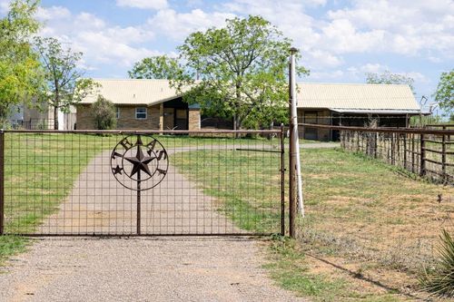 16064 N Sunflower Ave, Gardendale, TX, 79758-3821 | Card Image