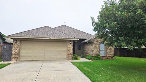 811 Dogwood Court, Moore, OK, 73160 | Card Image