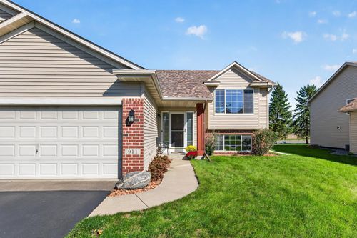 911 Cobblestone Ln, Belle Plaine, MN, 56011-5124 | Card Image