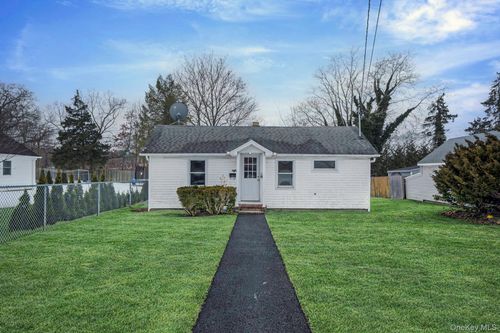 1049 Woodcrest Ave, Riverhead, NY, 11901-2707 | Card Image