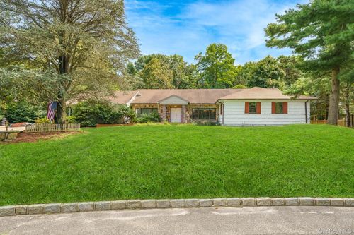 4 Rose Ct, Centereach, NY, 11720-1752 | Card Image