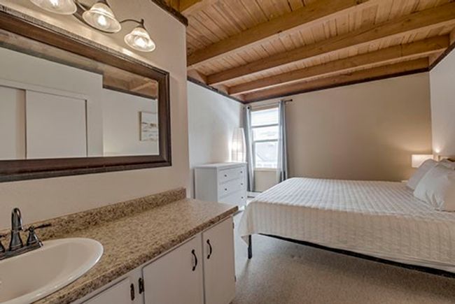 Bedroom with a sink, toilet and shower | Image 16