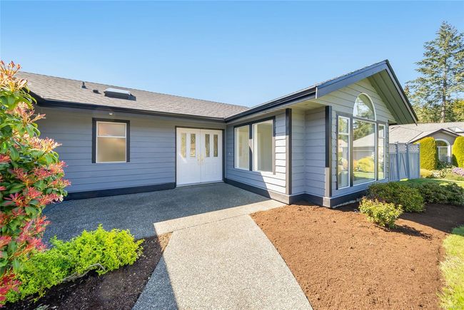 704 Sutton Pl, House other with 3 bedrooms, 2 bathrooms and 3 parking in Qualicum Beach BC | Image 11