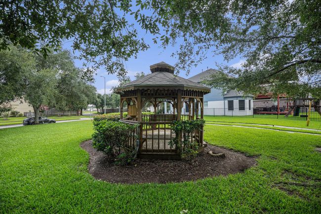 Gazebo at entrance to HOA park. | Image 41