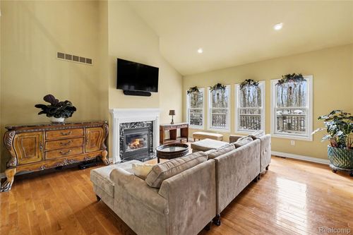 10229 Edgewood Dr, Grand Blanc, MI, 48439-9479 | Card Image