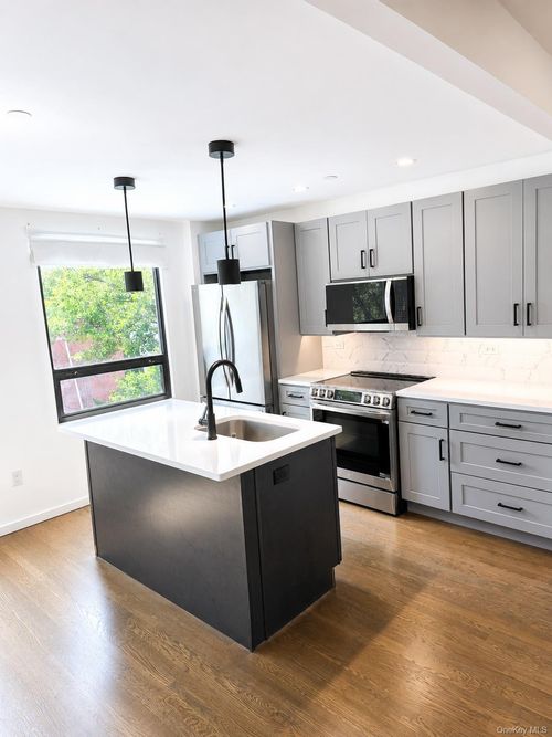 3-20-01 Steinway St, Long Island City, NY, 11105-1635 | Card Image