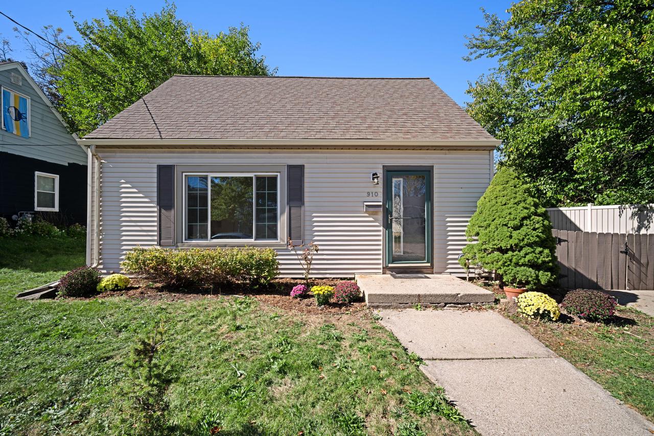 Harding Ave, Waukesha, WI 53186 #1