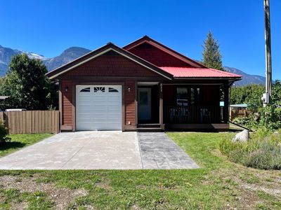 811 Kildare St, House other with 3 bedrooms, 2 bathrooms and null parking in New Denver BC | Image 1