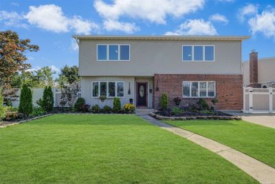 19 Ring Lane, House other with 6 bedrooms, 2 bathrooms and null parking in Levittown NY | Image 1