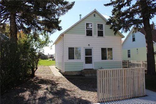 223 Highway Avenue, Home with 2 bedrooms, 1 bathrooms and 2 parking in Picture Butte AB | Card Image