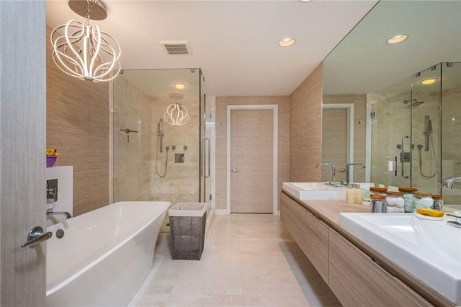 UNIT-2105 - 17111 Biscayne Blvd, Condo with 2 bedrooms, 3 bathrooms and null parking in Aventura FL | Image 33
