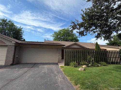 5220 Utica Rd, Shelby Twp, MI, 48317-5061 | Card Image