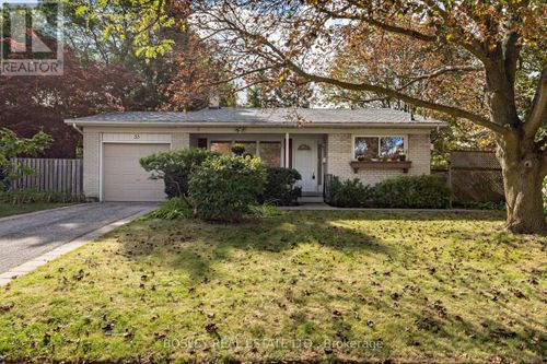 33 Roanoke Rd, House with 2 bedrooms, 2 bathrooms and 3 parking in North York ON | Card Image