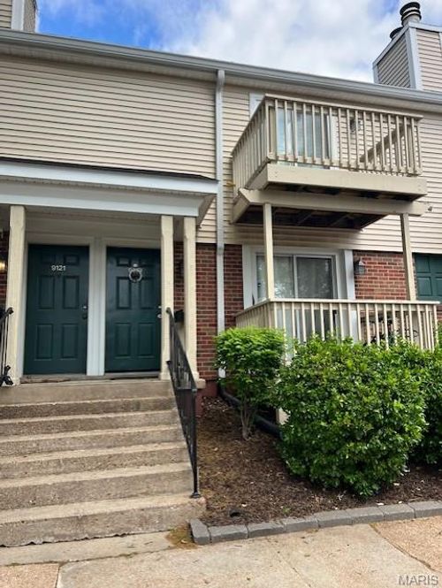 9121 N Swan Cir, Saint Louis, MO, 63144-1144 | Card Image