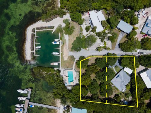130 W Pippen Dr, Islamorada, FL, 33036-3111 | Card Image