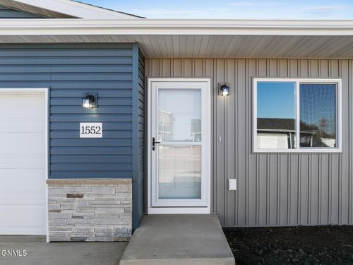 1552 47th Loop Se, Minot, ND, 58701 | Card Image