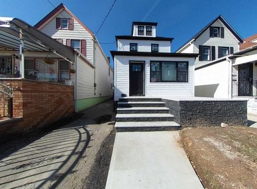 9010 202nd St, Hollis, NY, 11423-2717 | Card Image