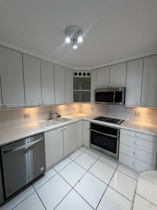 apt-6h-200 Se 15th Rd, Miami, FL, 33129-1161 | Card Image