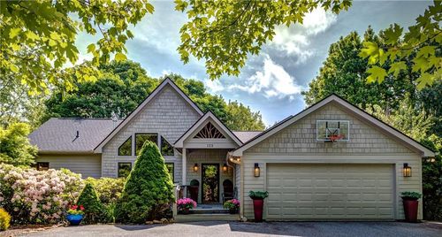 123 Grassy Knoll Way, Blowing Rock, NC, 28605-9000 | Card Image